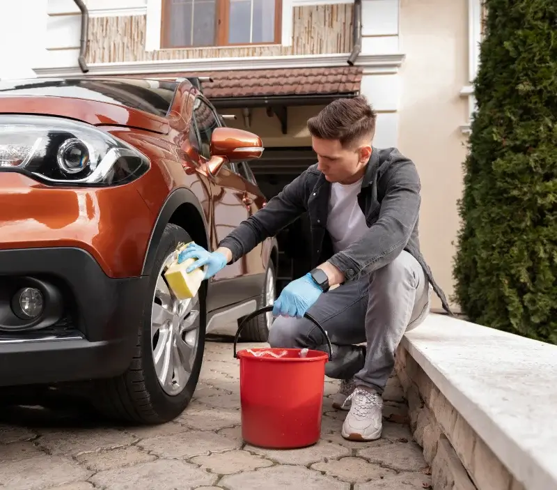 Lavage auto à domicile Mionnay : professionnel intervenant sur un véhicule